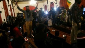 VIDEO // Grămezi de bani descoperite de protestatari în casa președintelui din Sri Lanka