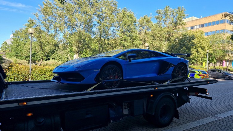 FOTO // Lamborghini de 320.000 de euro confiscat de polițiștii englezi pentru că proprietarul „uitase” să-și facă asigurare