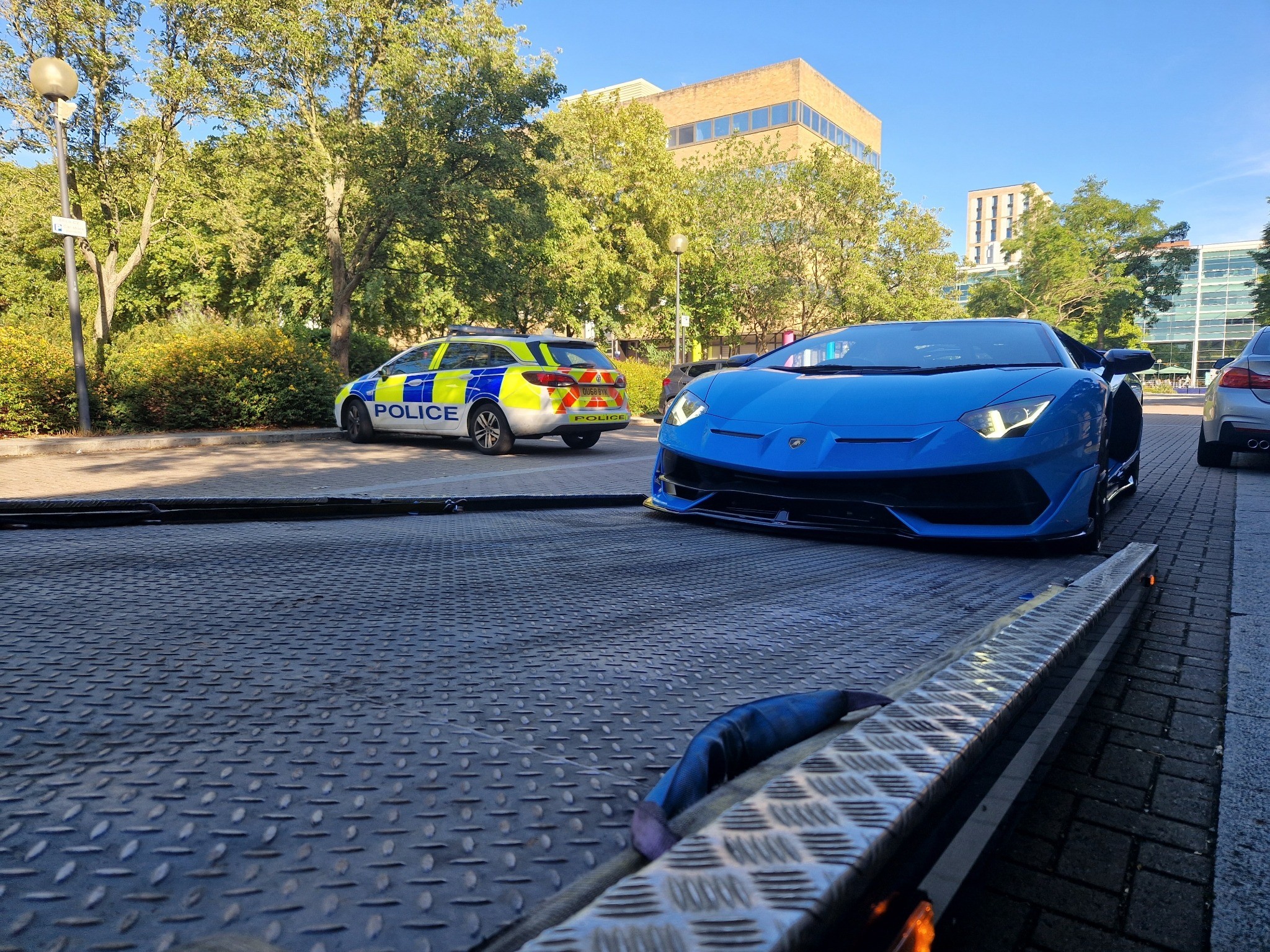 FOTO // Lamborghini de 320.000 de euro confiscat de polițiștii englezi pentru că proprietarul „uitase” să-și facă asigurare