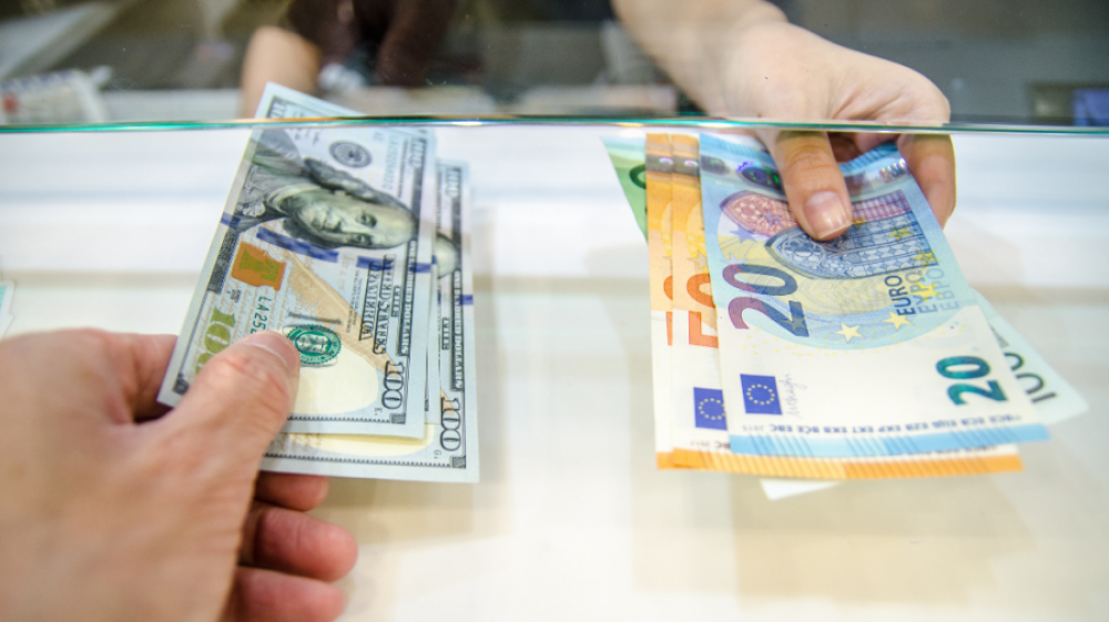 FLASH // Pentru prima oară în ultimii 20 de ani, EURO are aceeași valoare ca dolarul