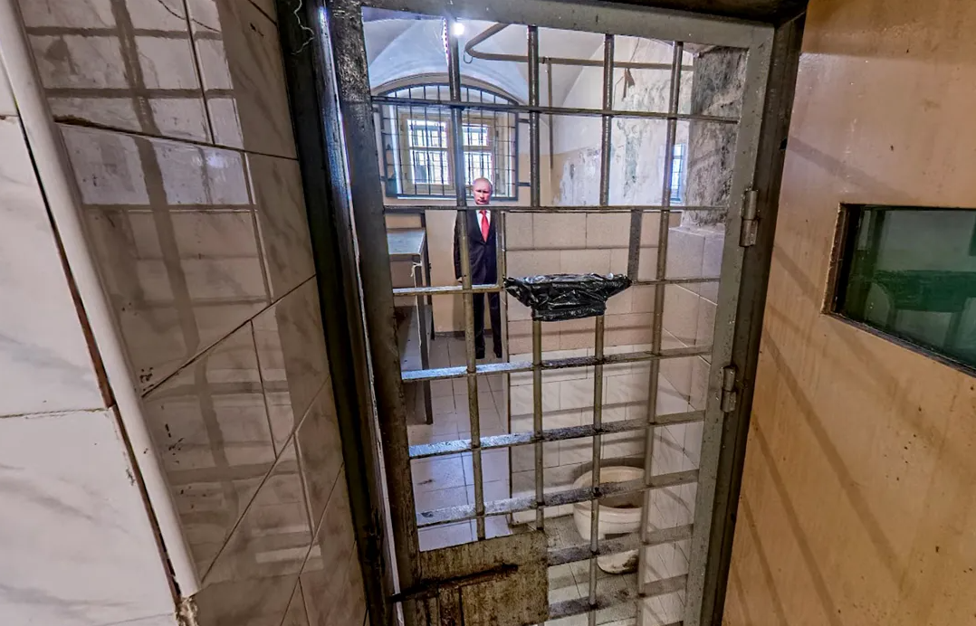 FOTO // Vladimir Putin este după gratii…