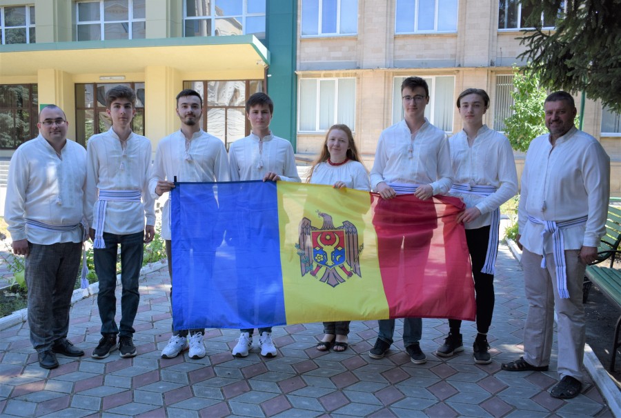 FOTO // Mândria țării! Elevii moldoveni au obținut o medalie de argint și două de bronz la Olimpiada Internațională de Fizică 2022