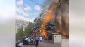 VIDEO // Incendiu DEVASTATOR în Chișinău. Imagini cu trecători care încearcă să salveze un automobil parcat