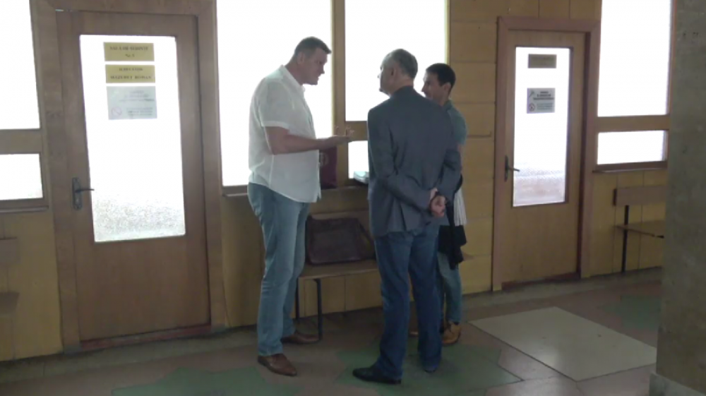 VIDEO // Imagini cu Dodon îngrijorat așteptând decizia magistraților privind prelungirea mandatului de arest