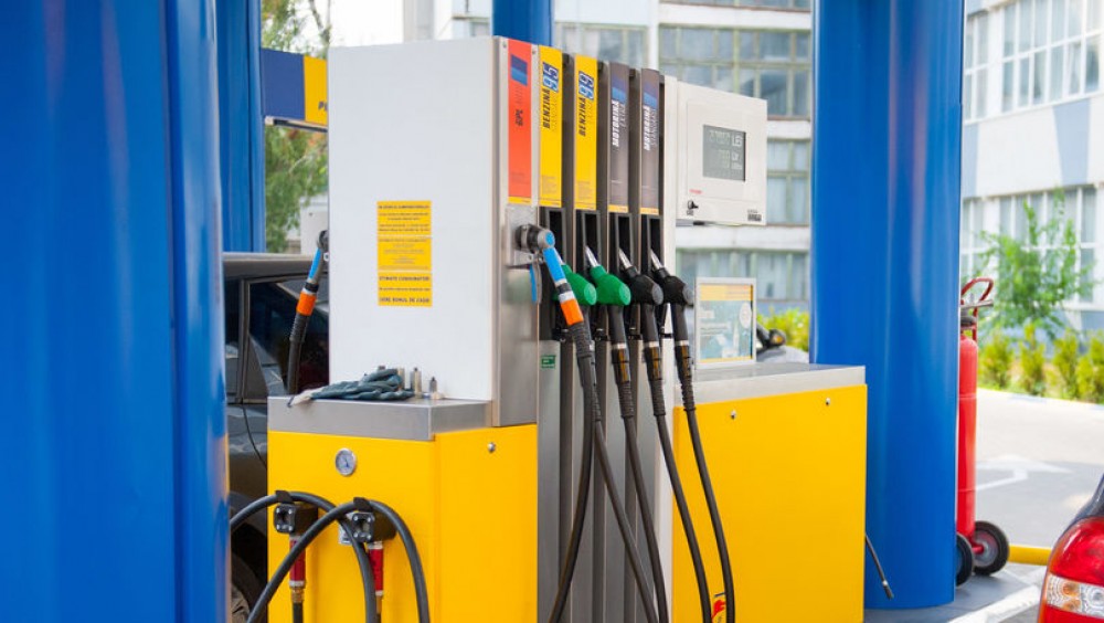 Ultima ORĂ // Benzina și motorina continuă să se ieftinească. Cât vor costa mâine combustibilii