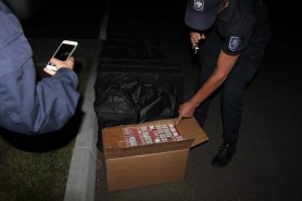 „Am găsit gențile cu țigări și le-am luat” - Scuza ridicolă a unui moldovean prins la frontieră cu țigări de contrabandă