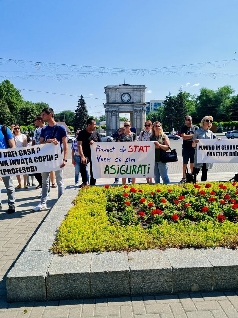 FOTO // Tinerii din programul Prima Casă au ieșit din nou la protest: Nu ne alungați din țară