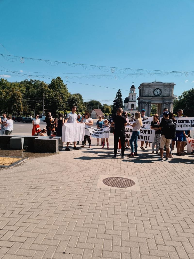 FOTO // Tinerii din programul Prima Casă au ieșit din nou la protest: Nu ne alungați din țară