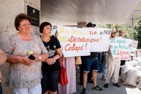 FOTO // Protest în fața judecătoriei, în susținerea Marinei Tauber: Partidul „ȘOR” îi stă guvernării ca un os în gât, pentru că este singurul care lucrează pentru oameni