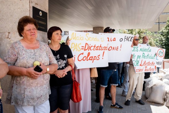 FOTO // Protest în fața judecătoriei, în susținerea Marinei Tauber: Partidul „ȘOR” îi stă guvernării ca un os în gât, pentru că este singurul care lucrează pentru oameni