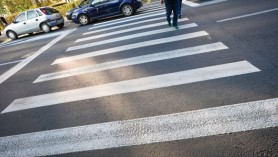 O tânără spulberată de pe o trecere de pietoni de pe o stradă din Bălți