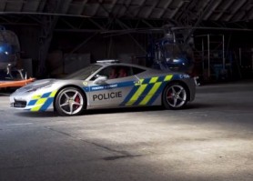 Un Ferrari a fost transformat de cehi în mașină de poliție cu care îi va urmări pe cei mai agresivi infractori