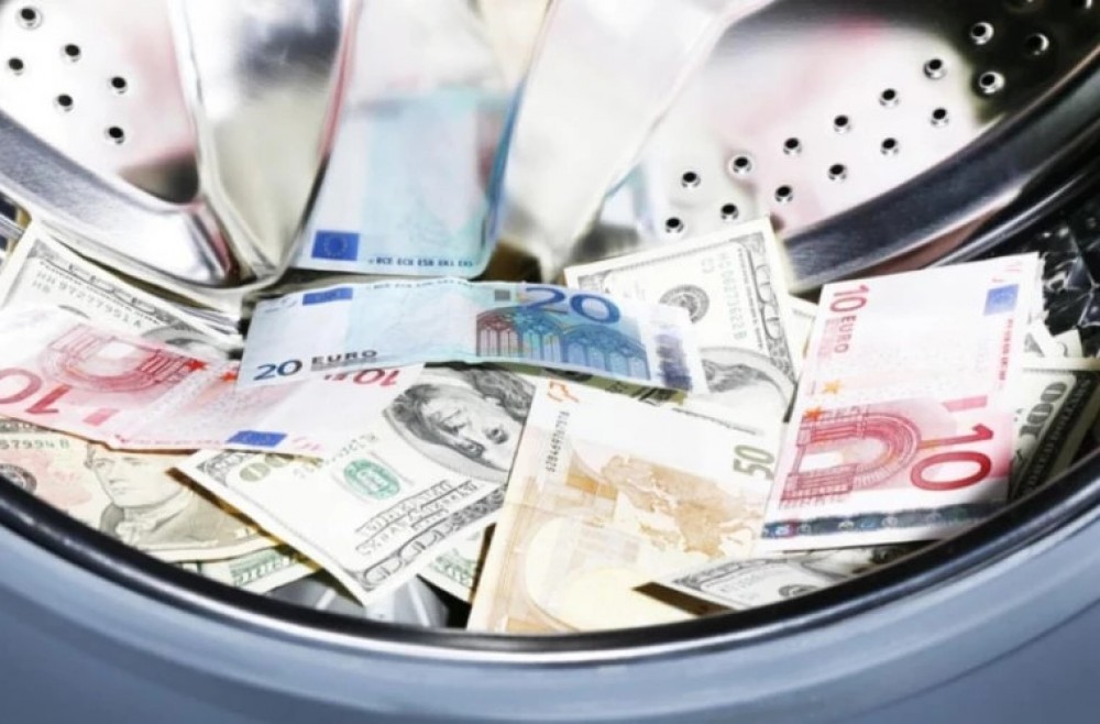 Percheziții la peste 10 adrese din Capitală într-un dosar de spălare de bani