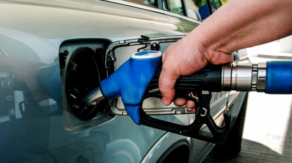 Ultima ORĂ // ANRE modifică tarife la combustibili. Cu ce preț se va vinde mâine motorina și benzina