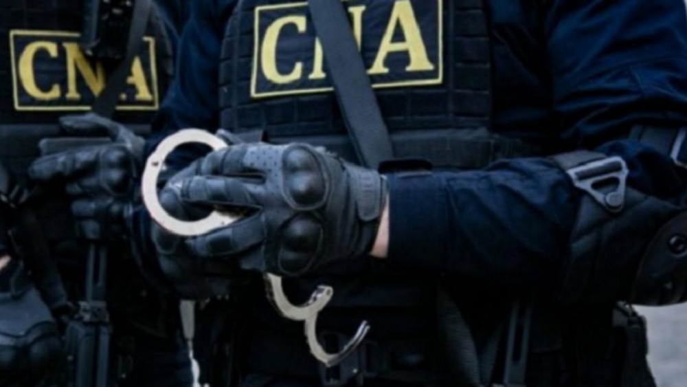 Doi polițiști de la Căușeni reținuți de CNA. Ce infracțiune ar fi comis
