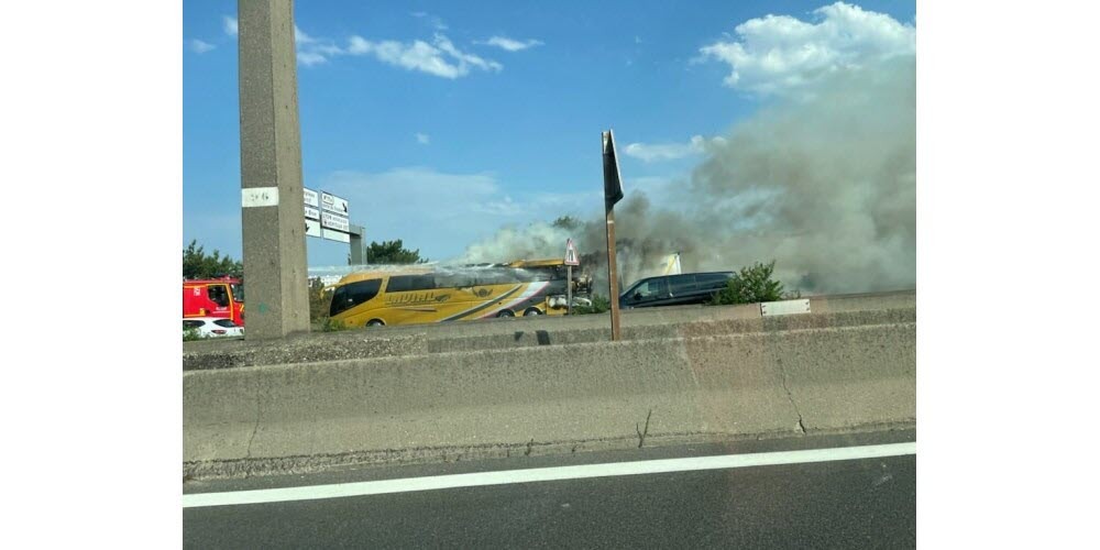 FOTO // La un pas de tragedie. Un autocar cu 62 de moldoveni la bord, care venea din Portugalia, a luat foc pe o autostradă