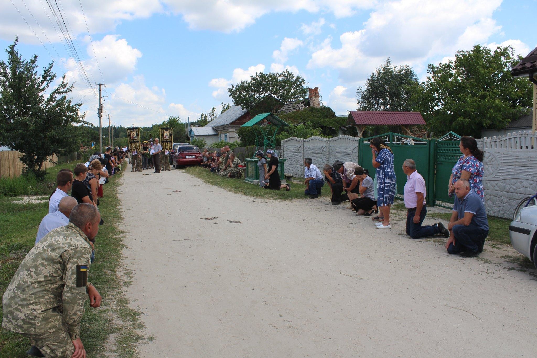 FOTO // O mamă și-a îngropat cei doi băieți, la doar câteva luni distanță. Tinerii au sfârșit pe front, în Ucraina
