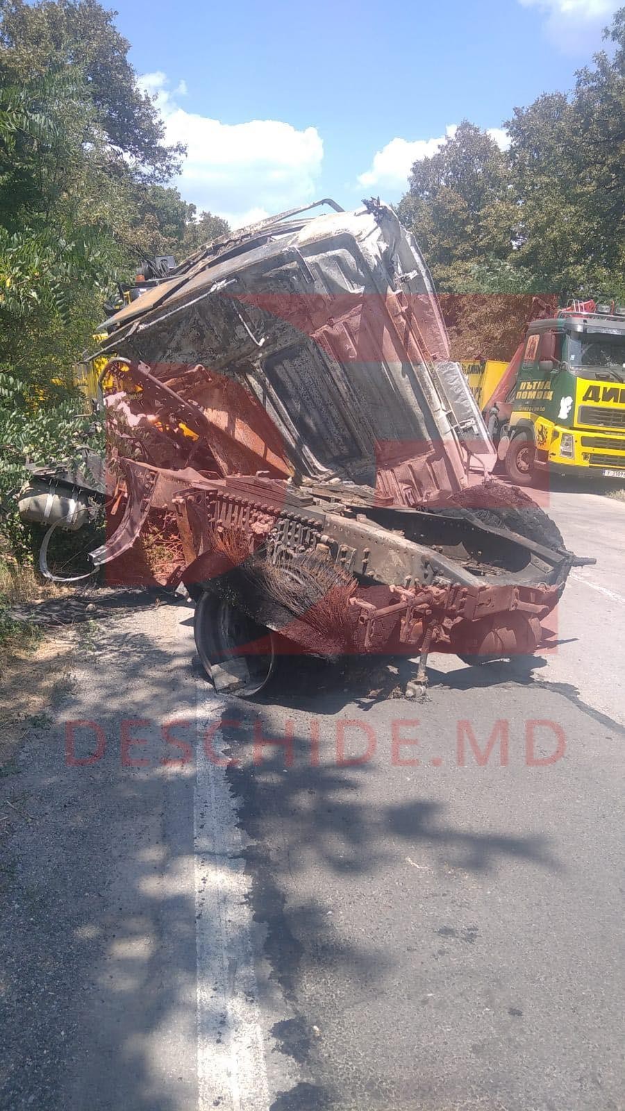 Tragic // Un moldovean a ars de viu după ce autocamionul pe care-l conducea a luat foc