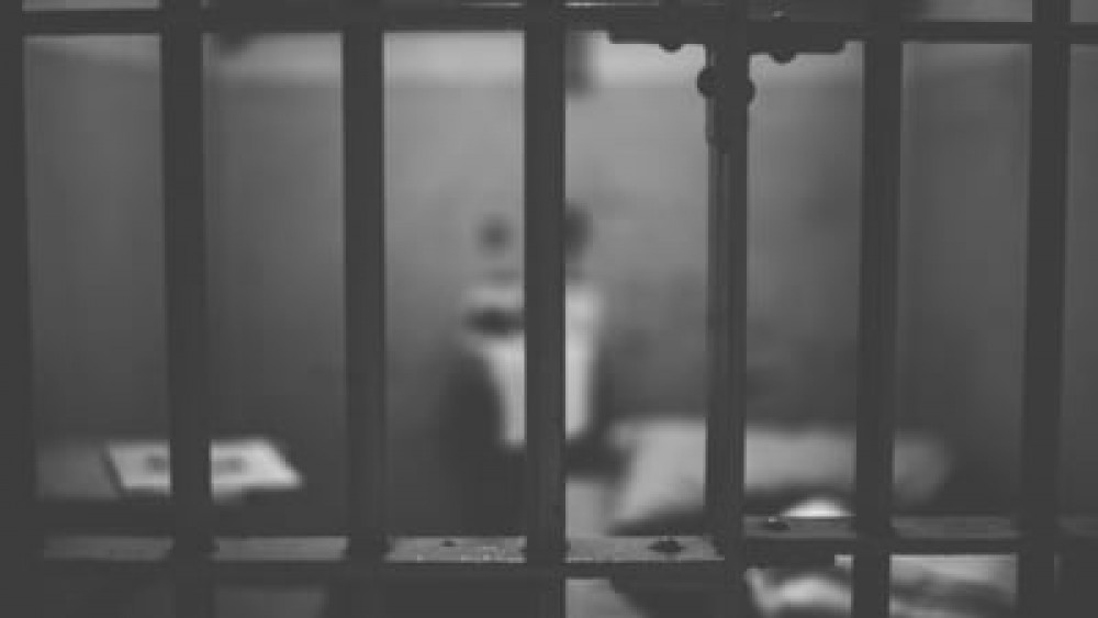 Opt ani de închisoare pentru un bărbat care a abuzat sexual două fetițe luate în plasament de soția sa