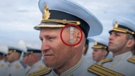FOTO // Și-a prins chipiul cu o bretea de sutien. Cum a fost surprins un comandant rus de submarin, la parada de Ziua Marinei