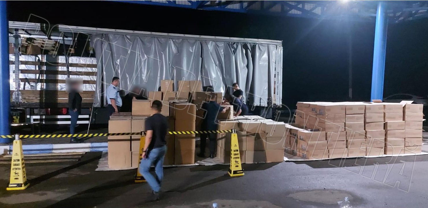 Peste 3,8 milioane de țigări, camuflate într-o remorcă, la ieșirea din țară, spre Ucraina