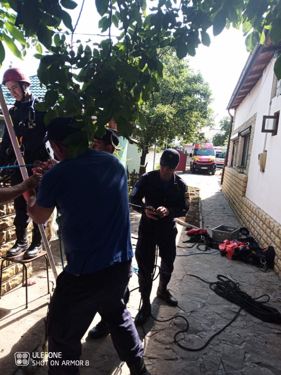 Operațiune contra cronometru. Un bătrân a fost salvat după ce a căzut într-o fântână