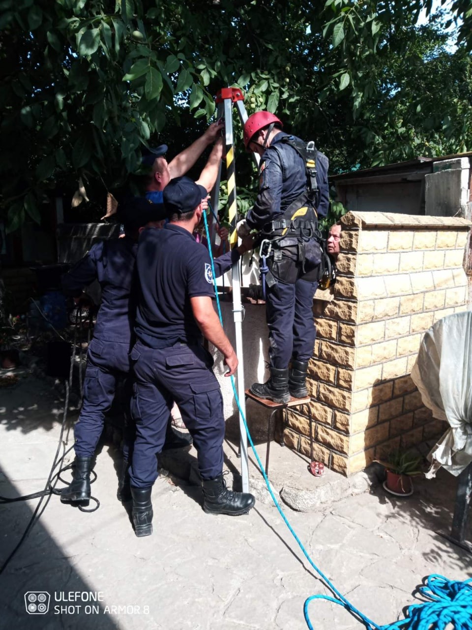 Operațiune contra cronometru. Un bătrân a fost salvat după ce a căzut într-o fântână