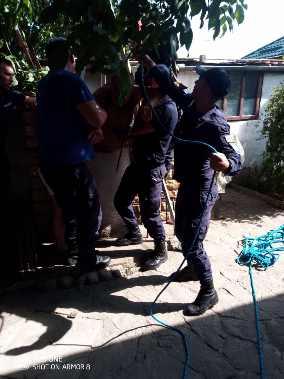 Operațiune contra cronometru. Un bătrân a fost salvat după ce a căzut într-o fântână