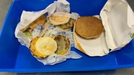 Amendat cu 2.000 de dolari pentru că a intrat în țară cu două sandviciuri McDonald's în bagaj