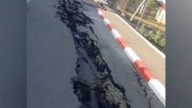 VIDEO // Imagini INCREDIBILE cu o stradă reabilitată anul trecut. S-a surpat pe o distanță de 70 de metri și a fost închisă circulației