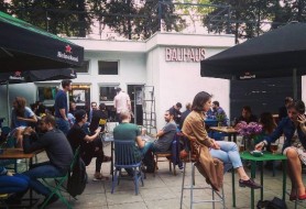 FOTO // „Putin este un dictator” și „Crimeea este Ucraina”. Un bar georgian a introdus vize de intrare pentru ruși