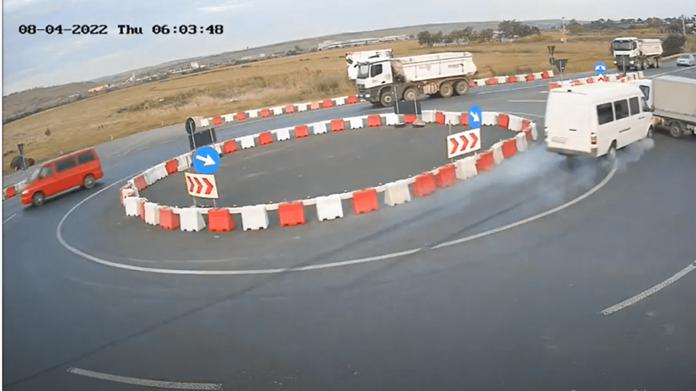 Un microbuz cu cetăţeni moldoveni s-a izbit violent de un camion. 13 persoane au fost rănite