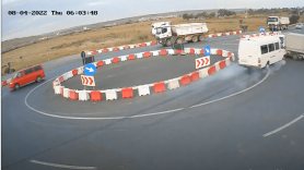 Un microbuz cu cetăţeni moldoveni s-a izbit violent de un camion. 13 persoane au fost rănite