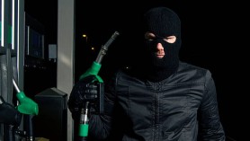 Un bărbat atacat și jefuit la o stație de alimentare din suburbia Municipiului Chișinău