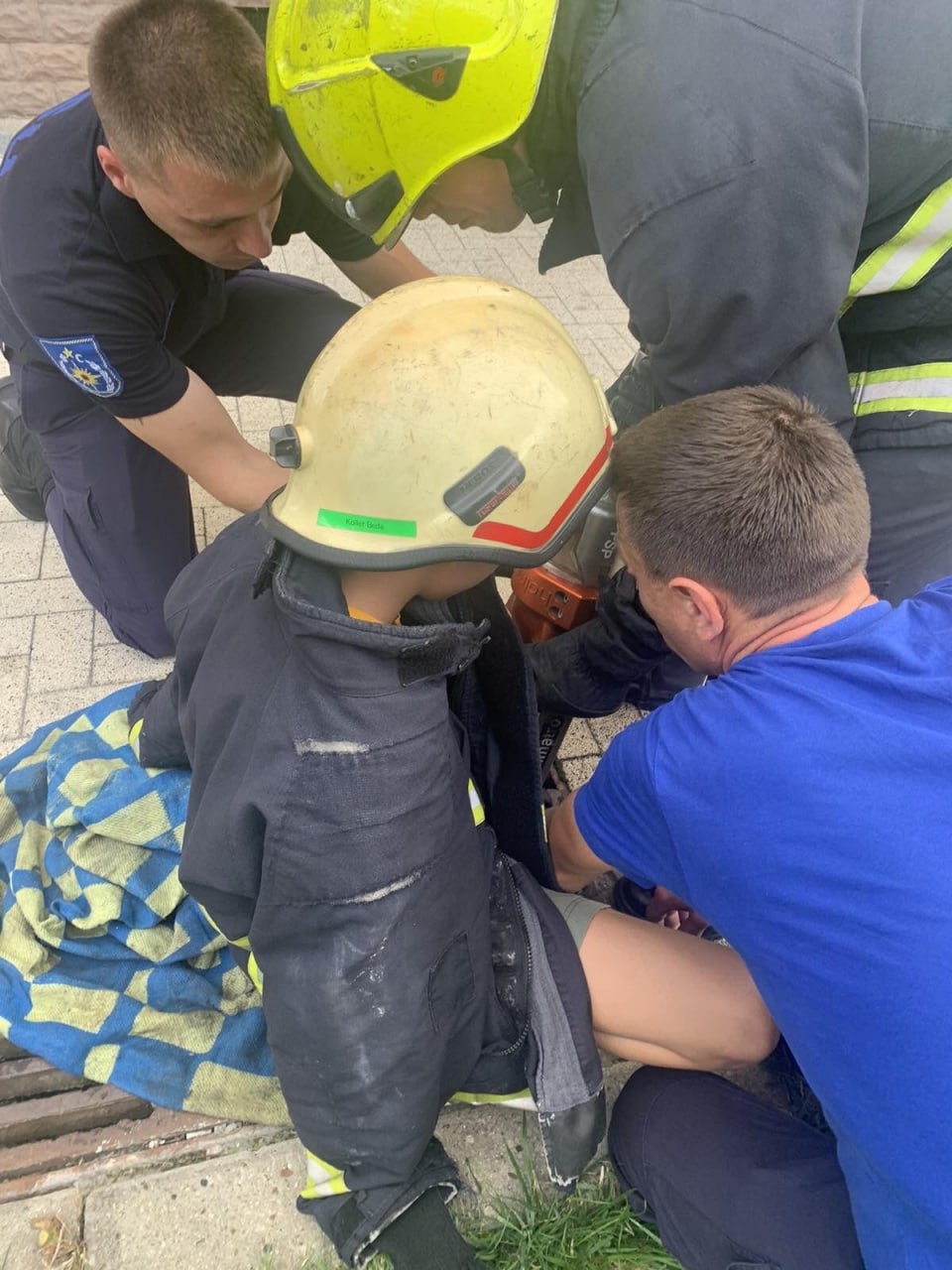 FOTO // „Smart City”. Un copil a rămas blocat în gratiile de la o gură de scurgere, chiar în centrul Capitalei