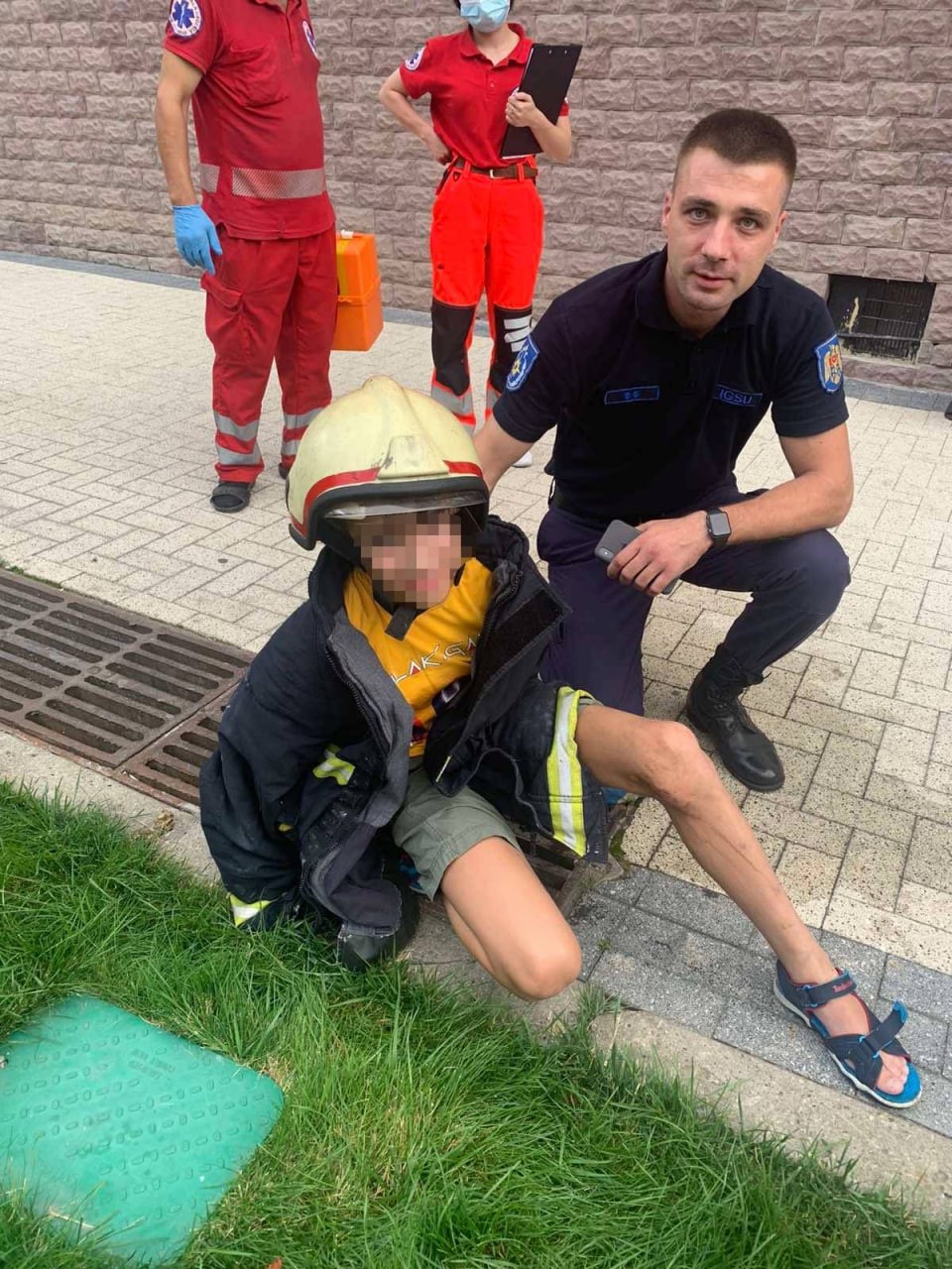 FOTO // „Smart City”. Un copil a rămas blocat în gratiile de la o gură de scurgere, chiar în centrul Capitalei