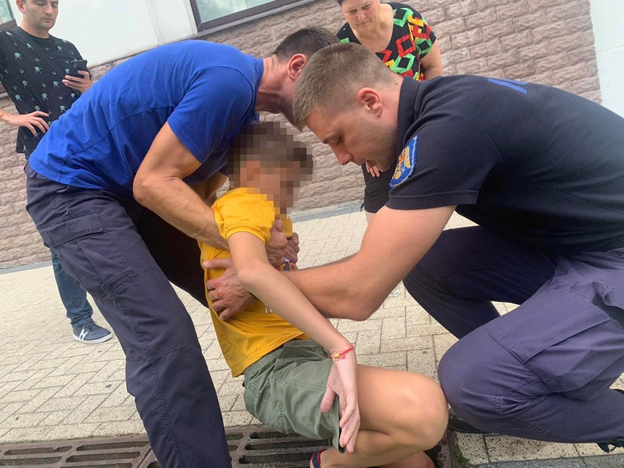 FOTO // „Smart City”. Un copil a rămas blocat în gratiile de la o gură de scurgere, chiar în centrul Capitalei