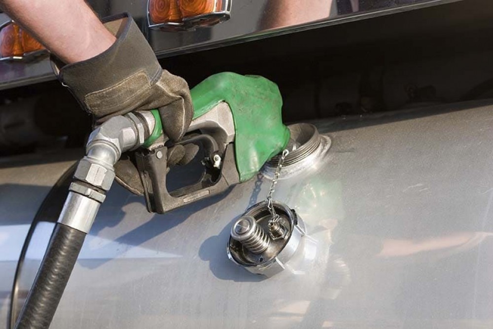 ANRE a publicat noile prețuri la combustibili. Motorina scade sub pragul psihologic de 27 de lei, cât va costa benzina