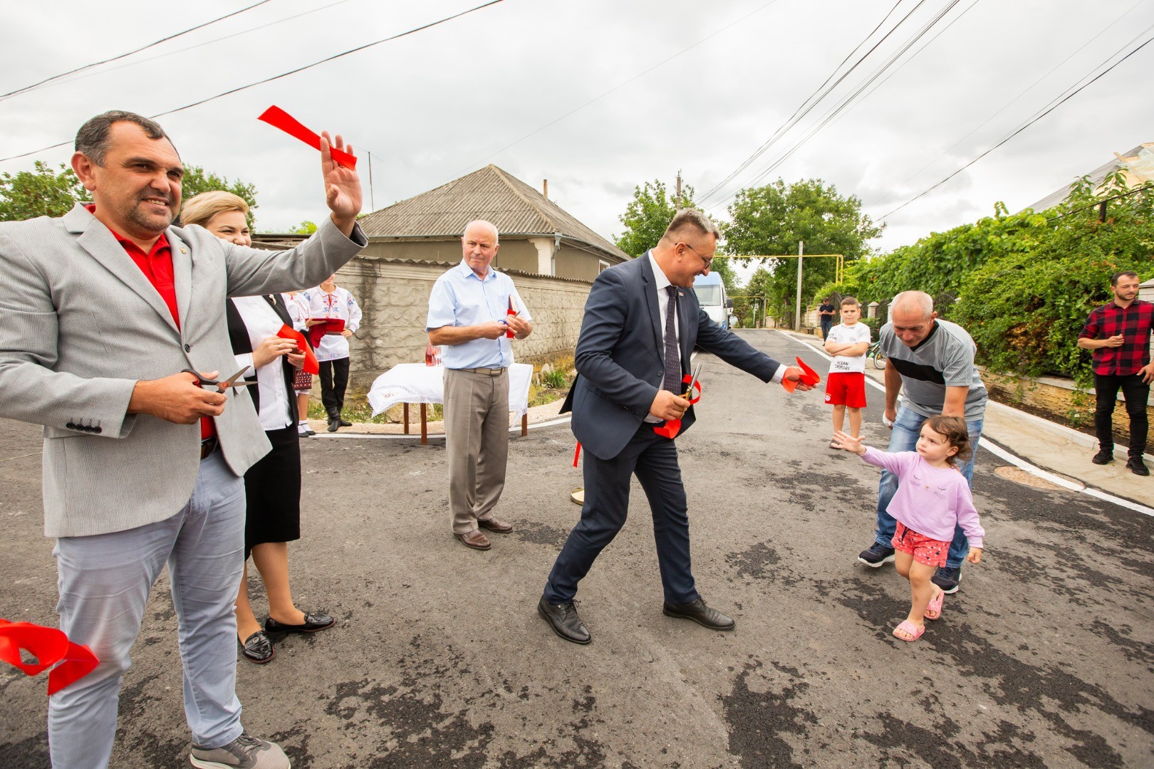 FOTO&VIDEO // Echipa Partidului „ȘOR” continuă să repare drumurile secundare din municipiul Orhei