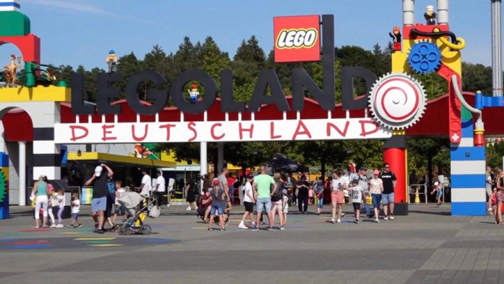 Accident soldat cu zeci de răniți într-un parc de distracții din Germania. S-au ciocnit două trenuri rollercoaster