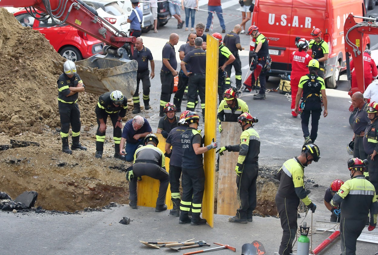 FOTO // Patru hoți săpau un tunel ca să ajungă la o bancă, dar s-a surpat peste ei