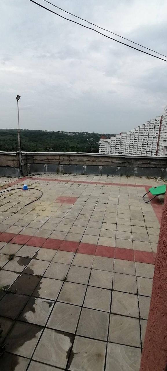 Trambulina de la etajul 17: Poliția s-a autosesizat și a demontat pericolul pentru copii