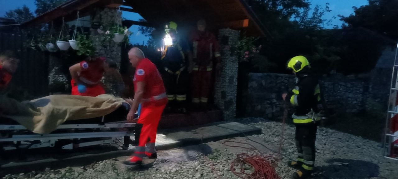 FOTO // Salvare la Orhei. Un bărbat a căzut într-o fântână