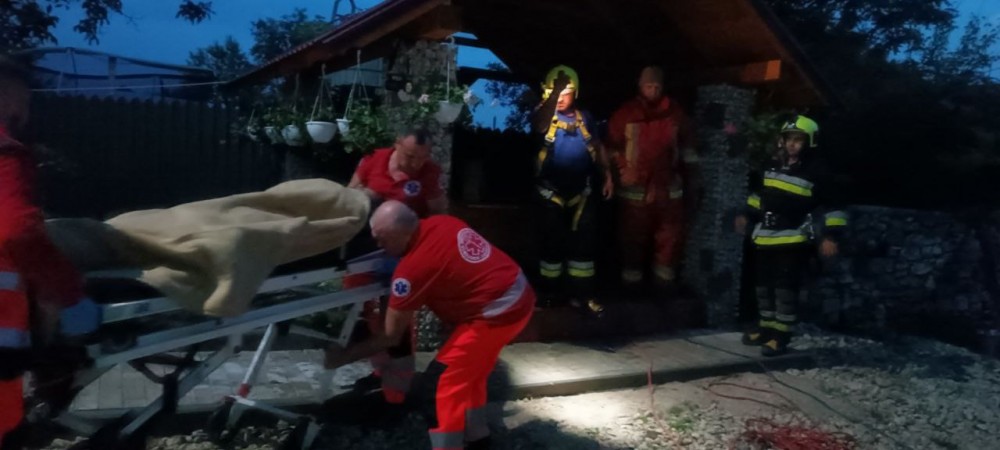 FOTO // Salvare la Orhei. Un bărbat a căzut într-o fântână