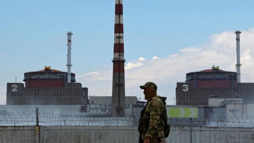 FOTO // Dovezi cu vehicule militare rusești ascunse în interiorul centralei nucleare de la Zaporojie
