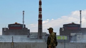 FOTO // Dovezi cu vehicule militare rusești ascunse în interiorul centralei nucleare de la Zaporojie