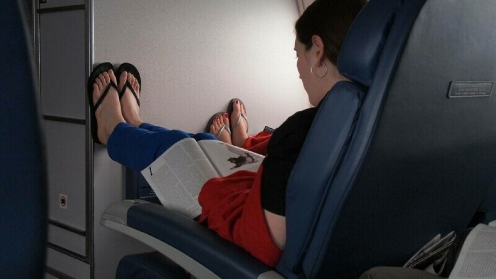 De ce NICIODATĂ să nu porți șlapi atunci când zbori cu avionul. Cum explică însoțitorii de bord