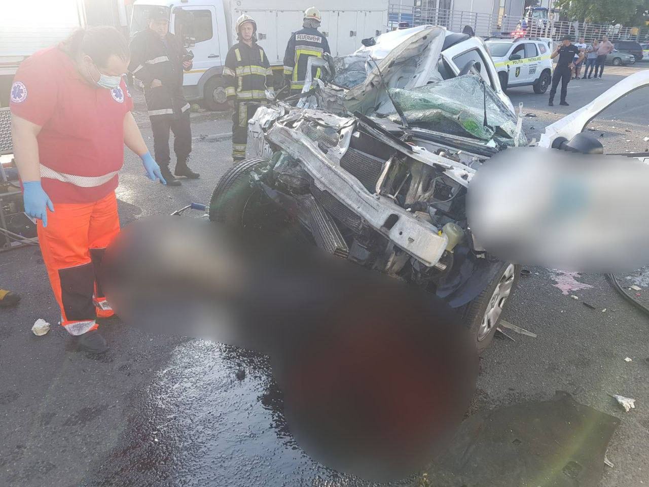 FOTO // Accident grav la Stăuceni. Un agent de pază a decedat pe loc