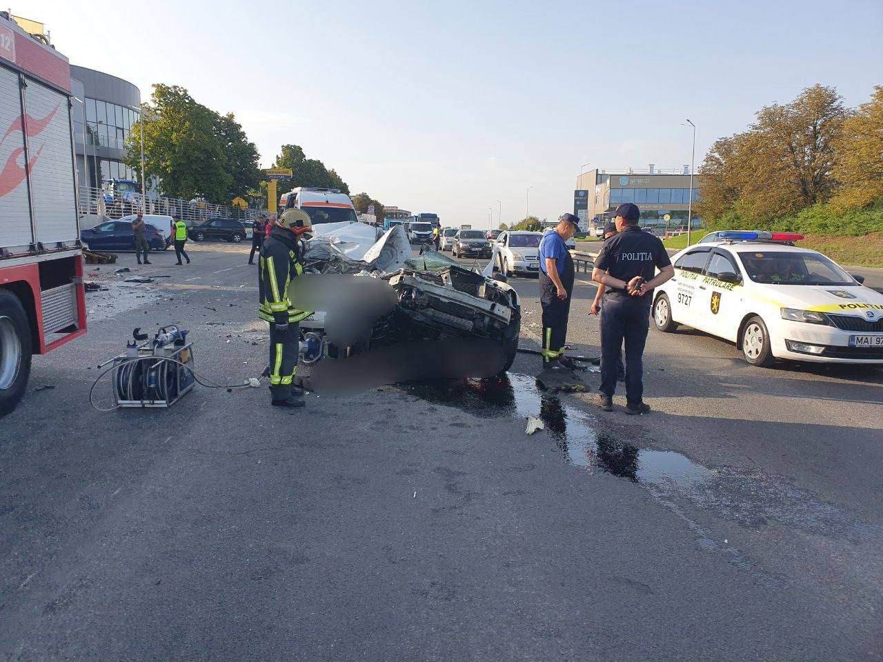 FOTO // Accident grav la Stăuceni. Un agent de pază a decedat pe loc