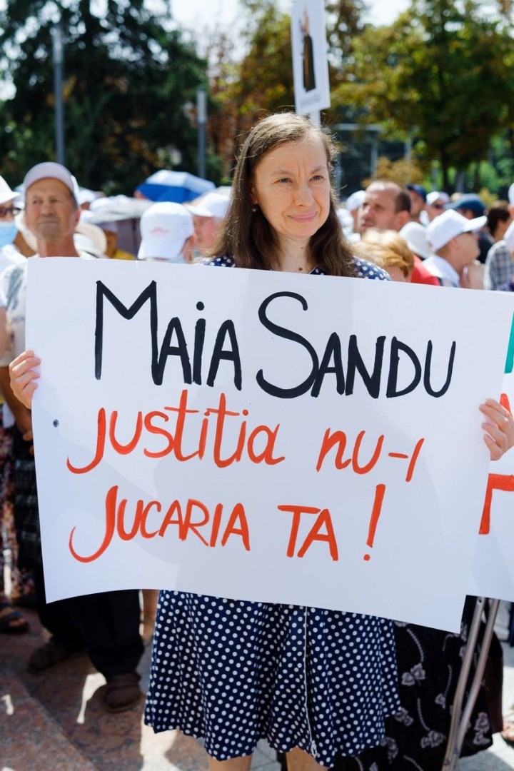 FOTO // „Noi suntem poporul!” - Protestatarii Partidului „ȘOR” au cerut demisia Maiei Sandu și eliberarea Marinei Tauber